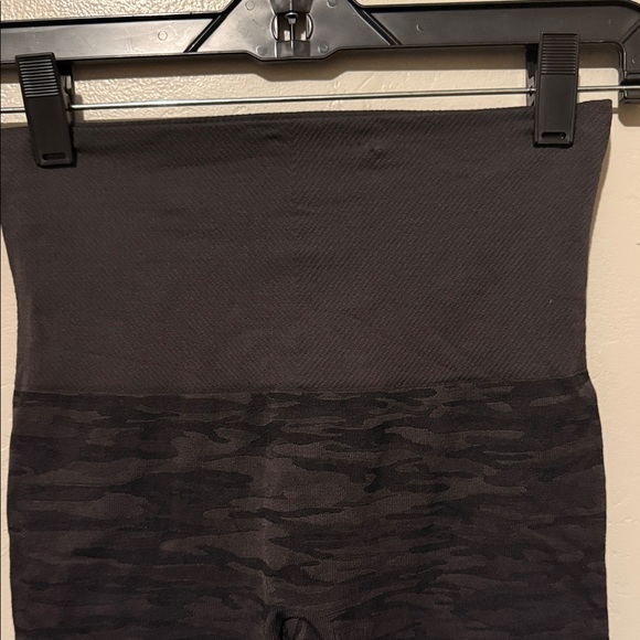 Assets By Spanx Black and Gray Camouflage Leggings Medium - Picture 2 of 10